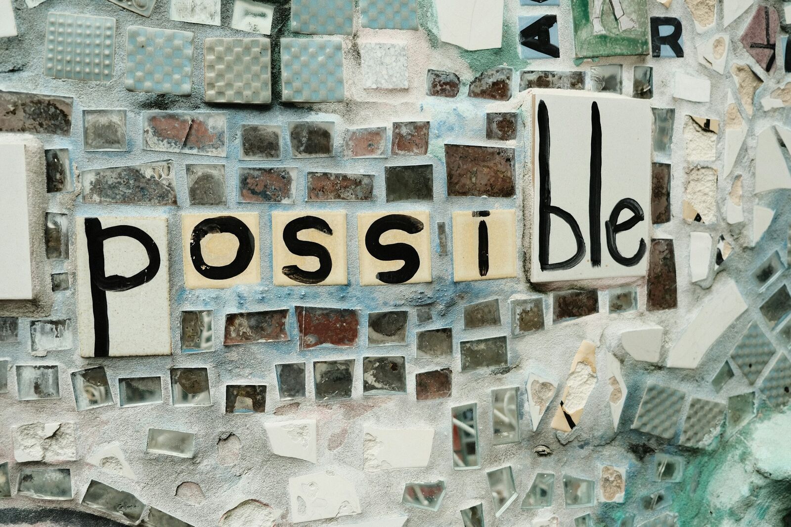 Mosaïque de carreaux formant le mot « possible »
